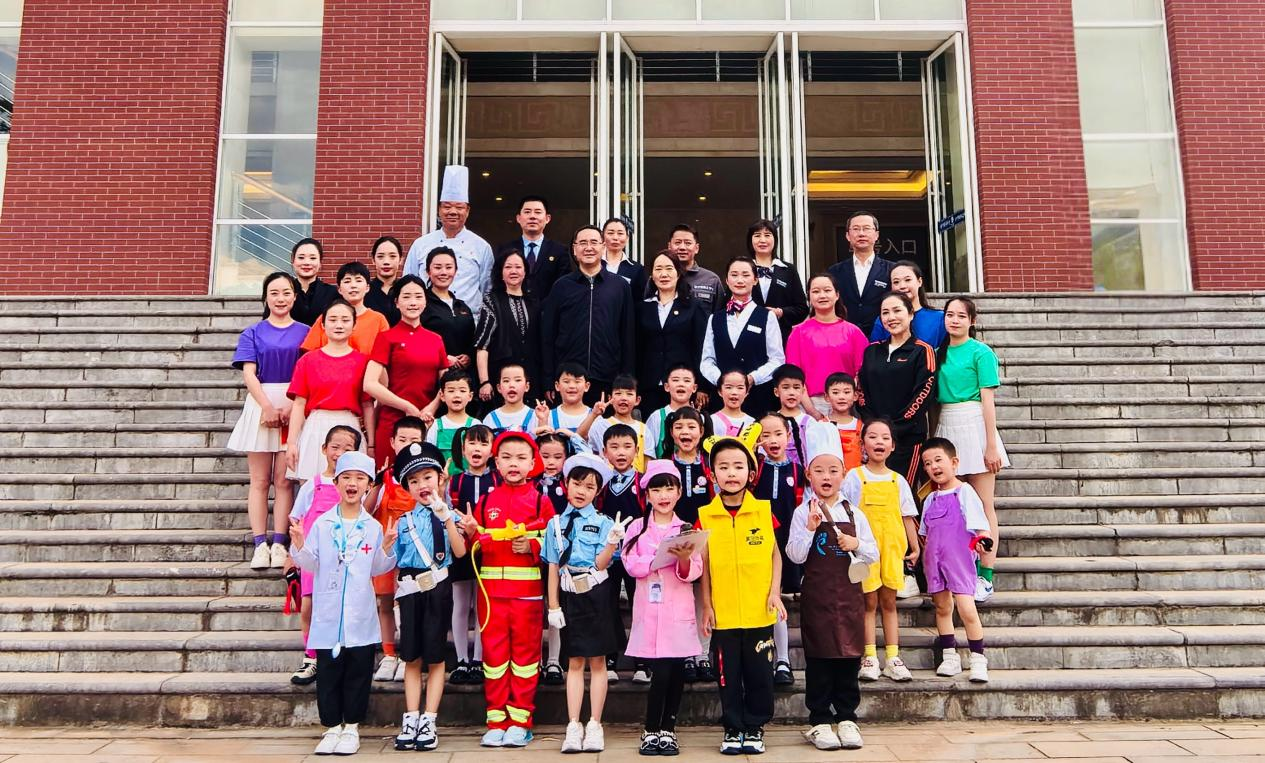 幼儿园（吾悦园区）荣获九州·（中国）集团有限公司,2025职业装服饰秀活动最